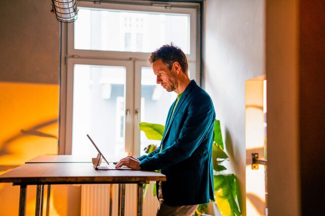 small-Wellbeing_Standingatdesk